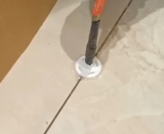 镇远瓷砖空鼓维修公司专业解答瓷砖在铺贴过程中，如果没有涂抹均匀到位的粘结材料（如水泥砂浆或瓷砖胶），可能会导致以下问题