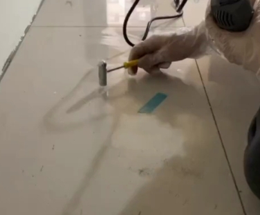镇远瓷砖开裂维修公司专业分享瓷砖在铺贴前如果没有沥干水分，将会导致以下问题